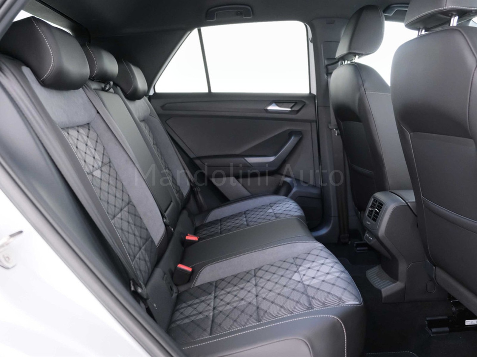 9 - Volkswagen T-Roc 1.0 tsi 110cv r line