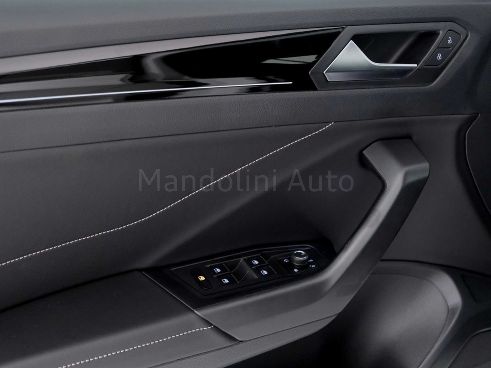 24 - Volkswagen T-Roc 1.0 tsi 110cv r line