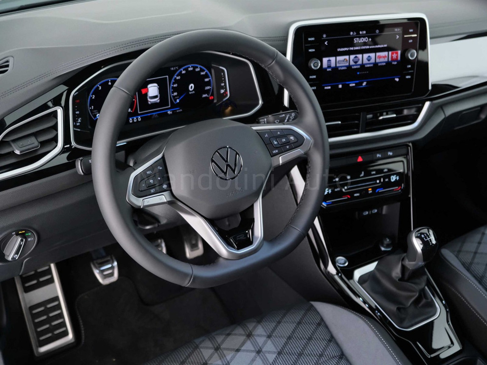 34 - Volkswagen T-Roc 1.0 tsi 110cv r line