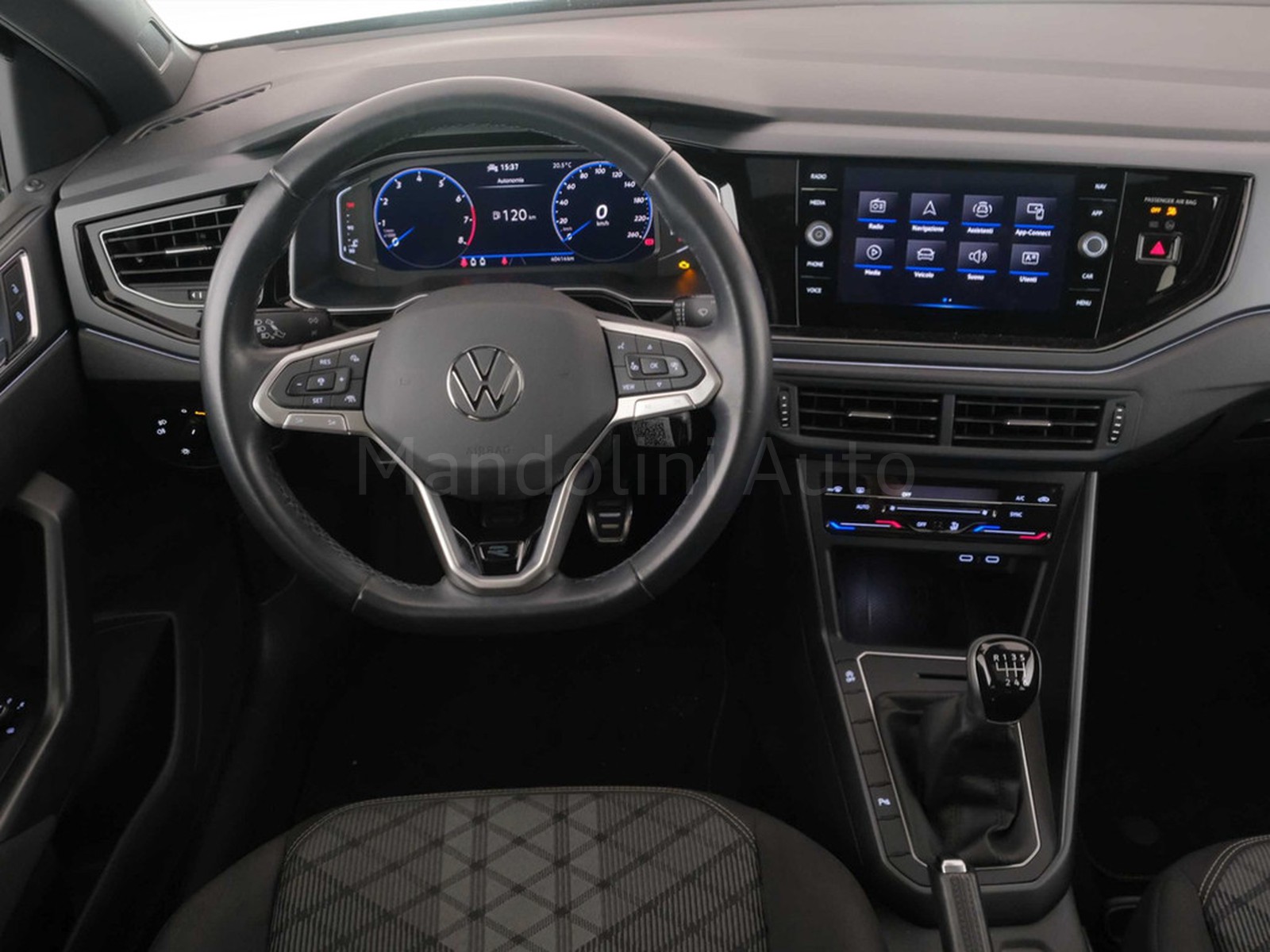 6 - Volkswagen Taigo 1.0 tsi 110cv r-line