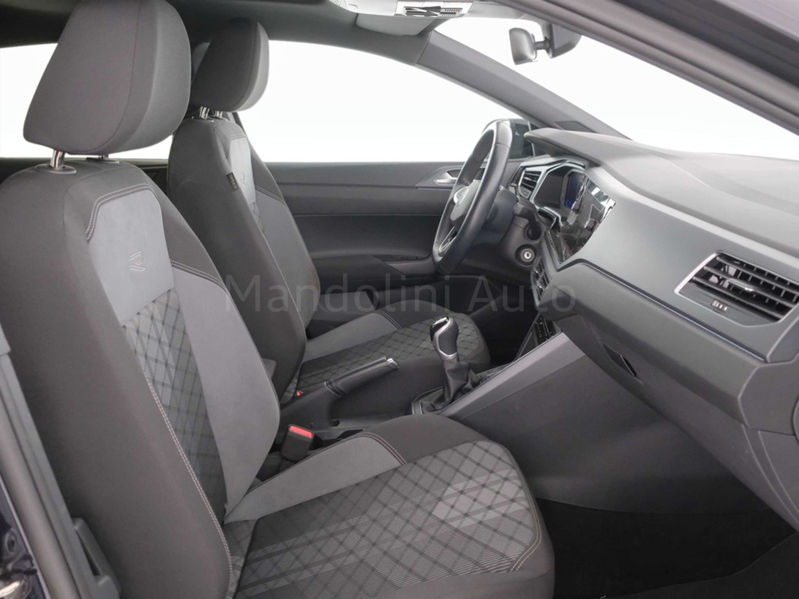 8 - Volkswagen Taigo 1.0 tsi 110cv r-line