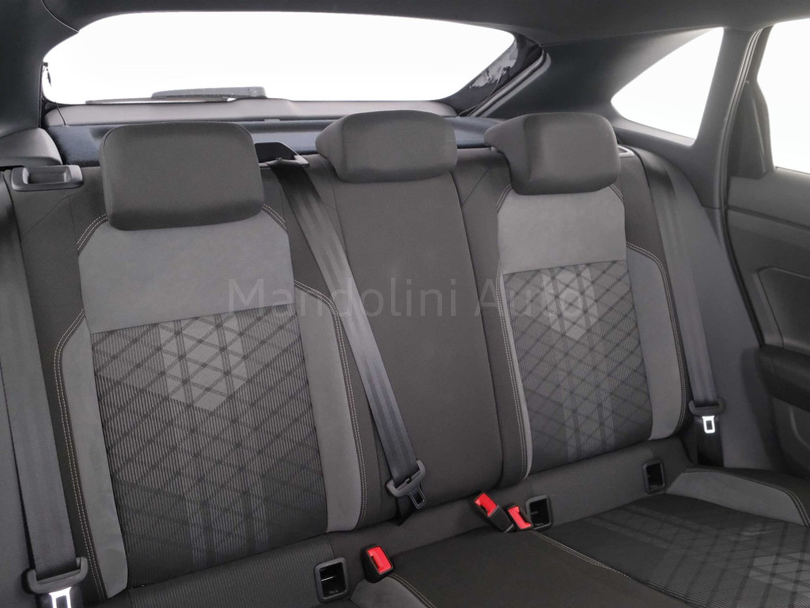 33 - Volkswagen Taigo 1.0 tsi 110cv r-line