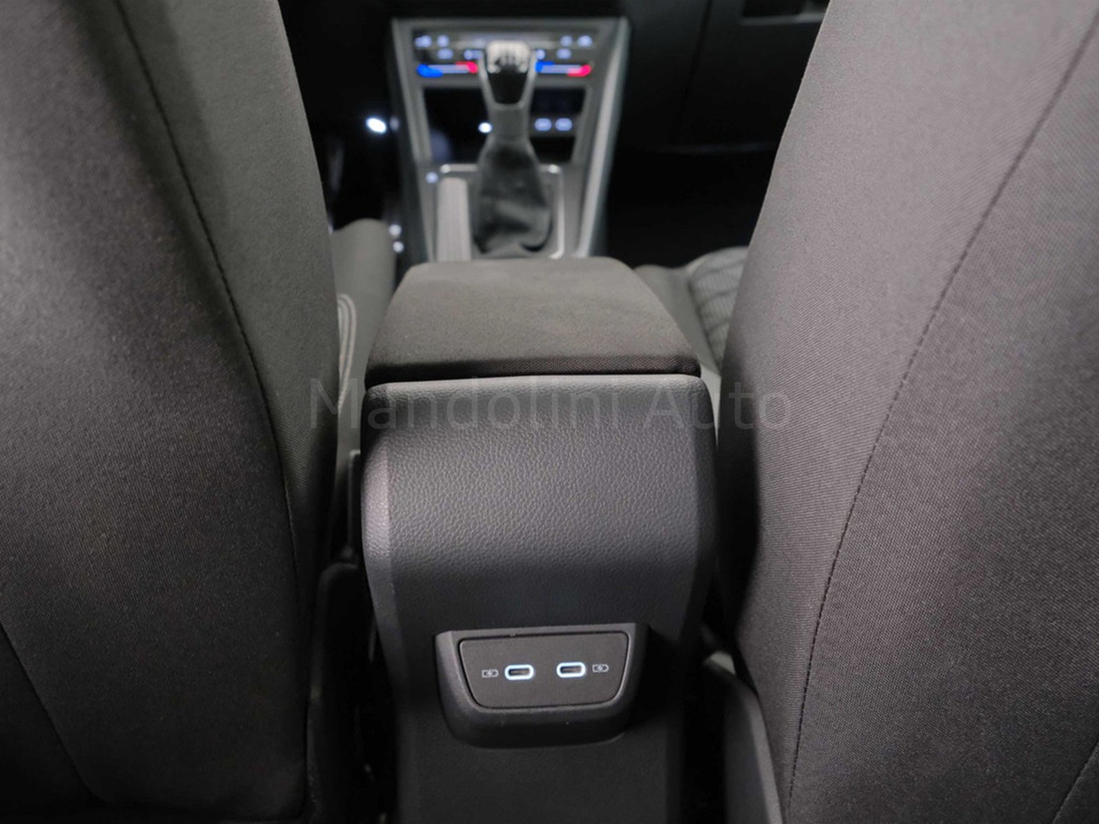 34 - Volkswagen Taigo 1.0 tsi 110cv r-line