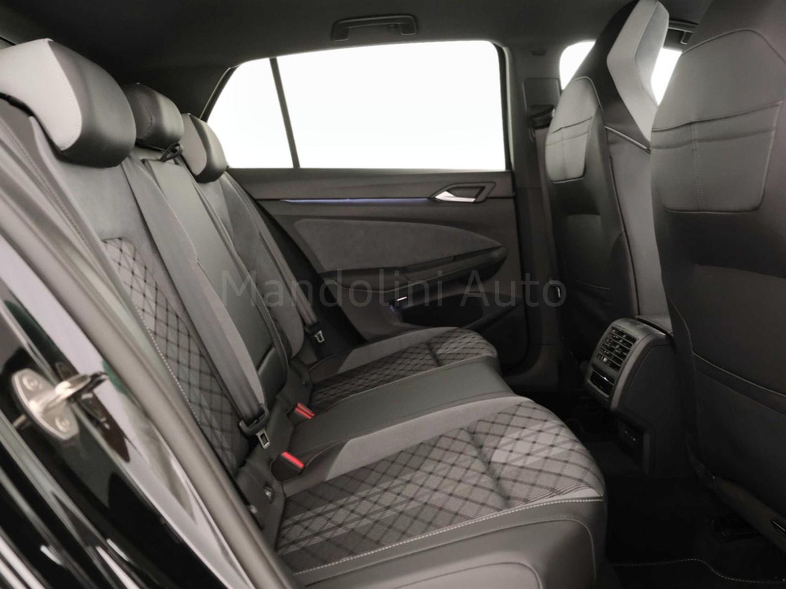 9 - Volkswagen Golf 2.0 tdi scr 150cv r-line dsg