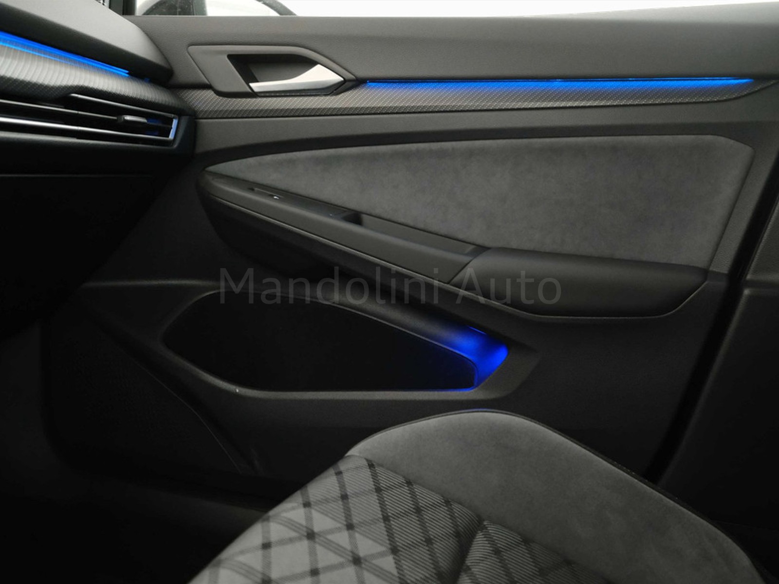 32 - Volkswagen Golf 2.0 tdi scr 150cv r-line dsg