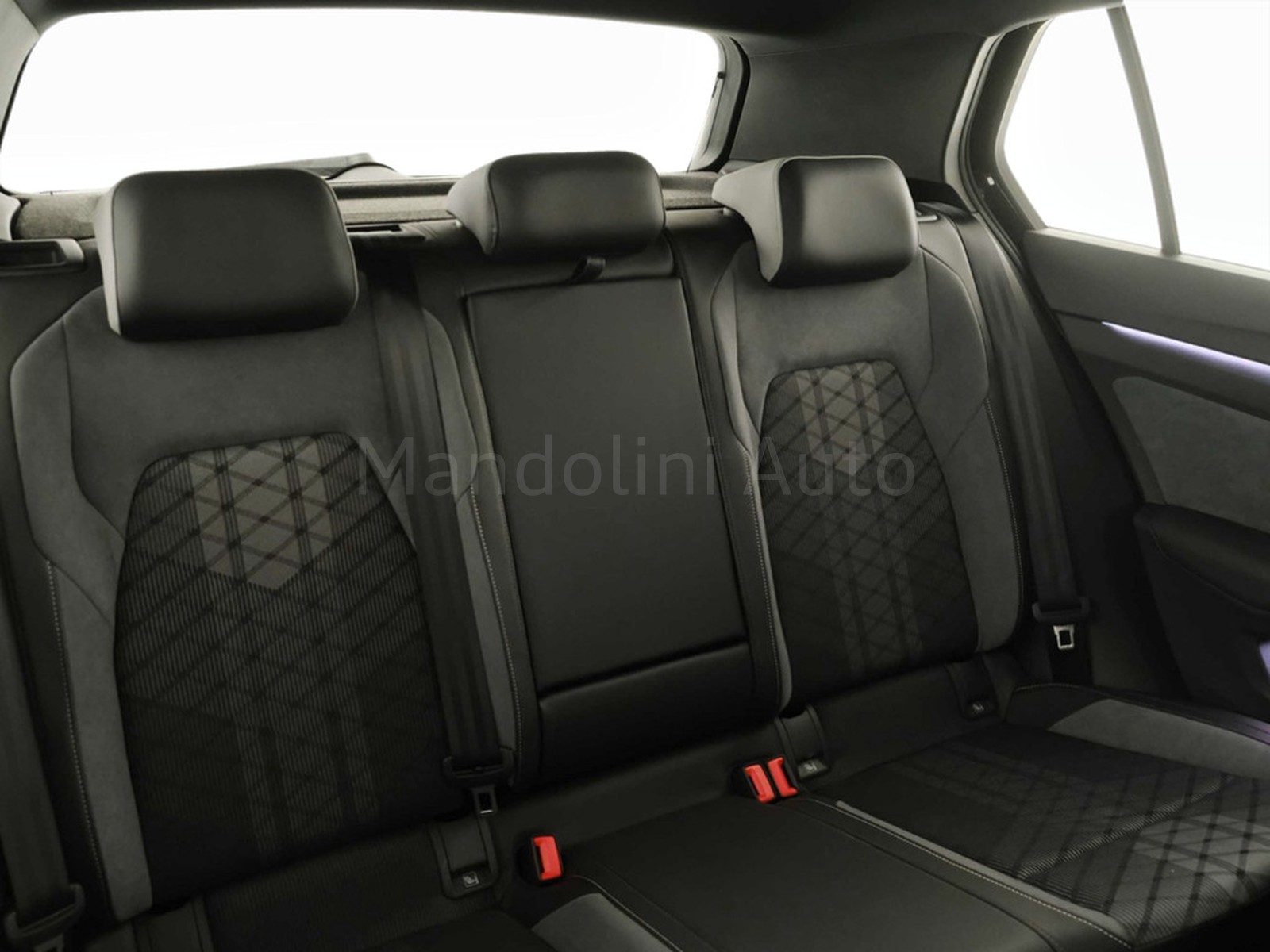 36 - Volkswagen Golf 2.0 tdi scr 150cv r-line dsg