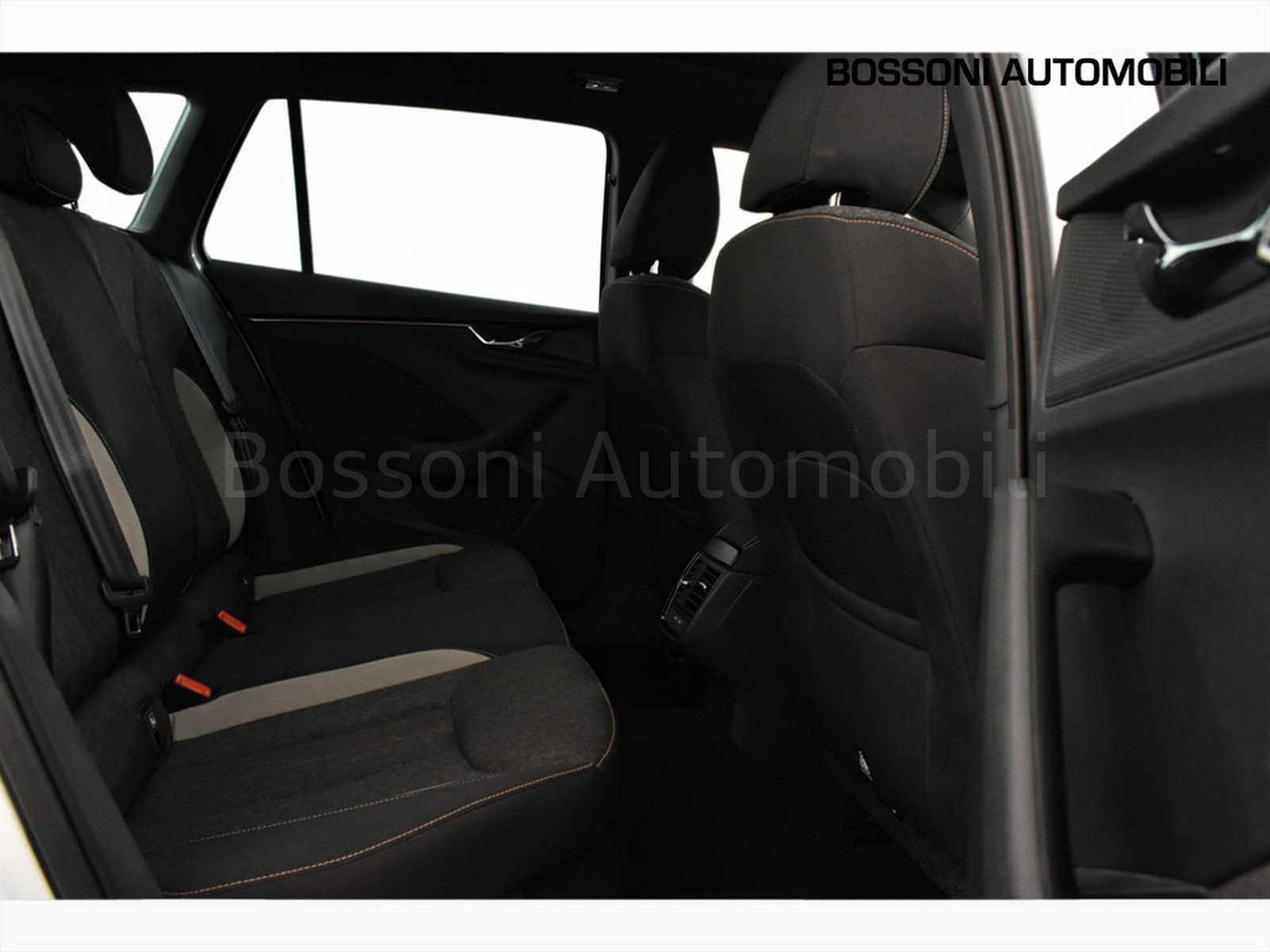 9 - Skoda Kamiq 1.0 tsi 110cv dark shade