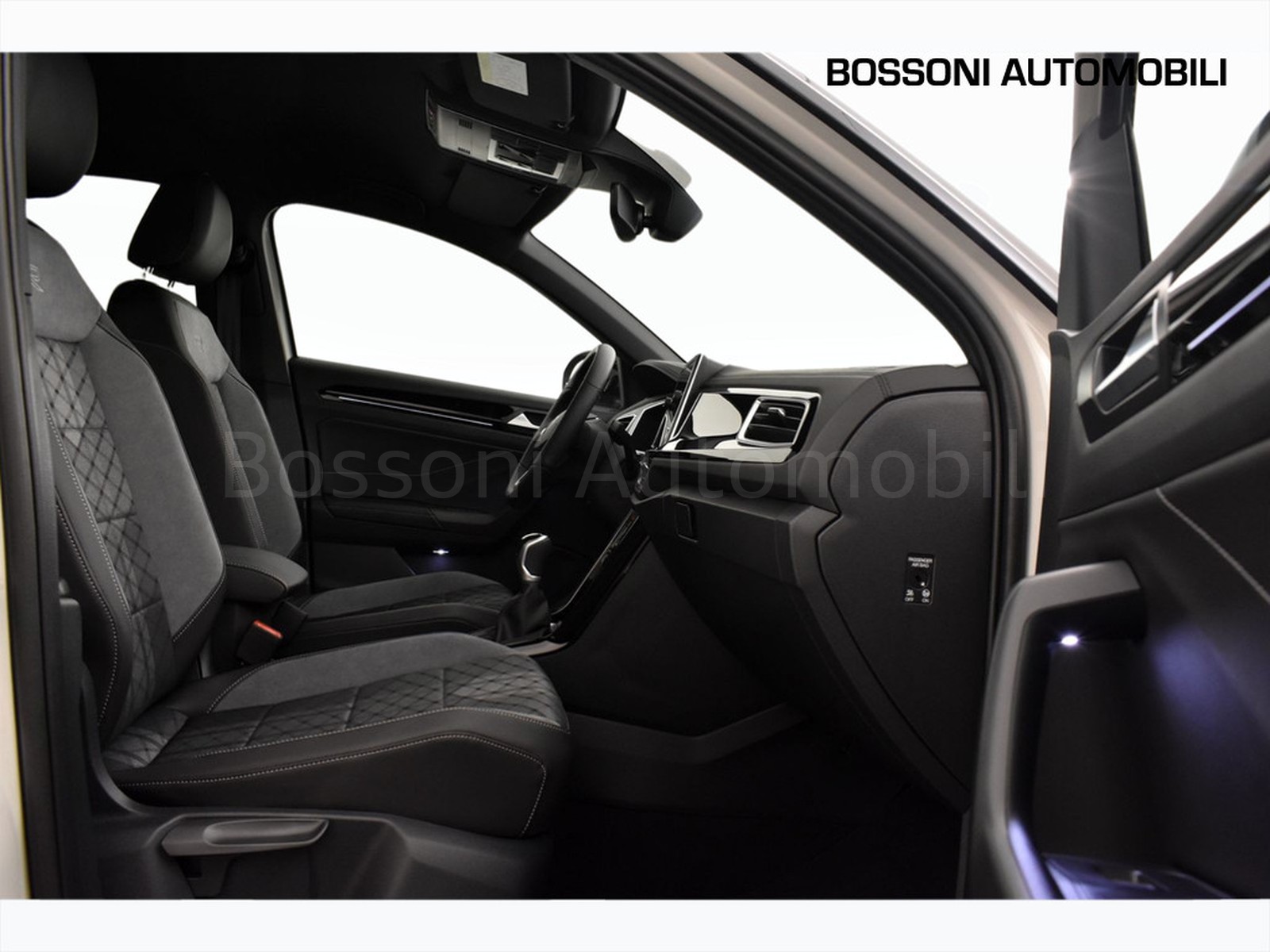 8 - Volkswagen T-Roc 1.0 tsi 115cv r line