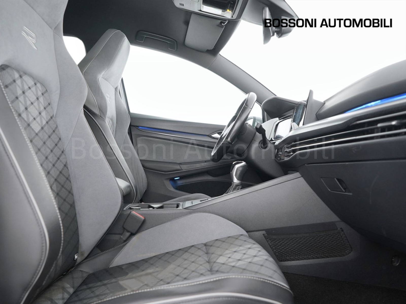 8 - Volkswagen Golf 1.5 tsi evo act 150cv r-line