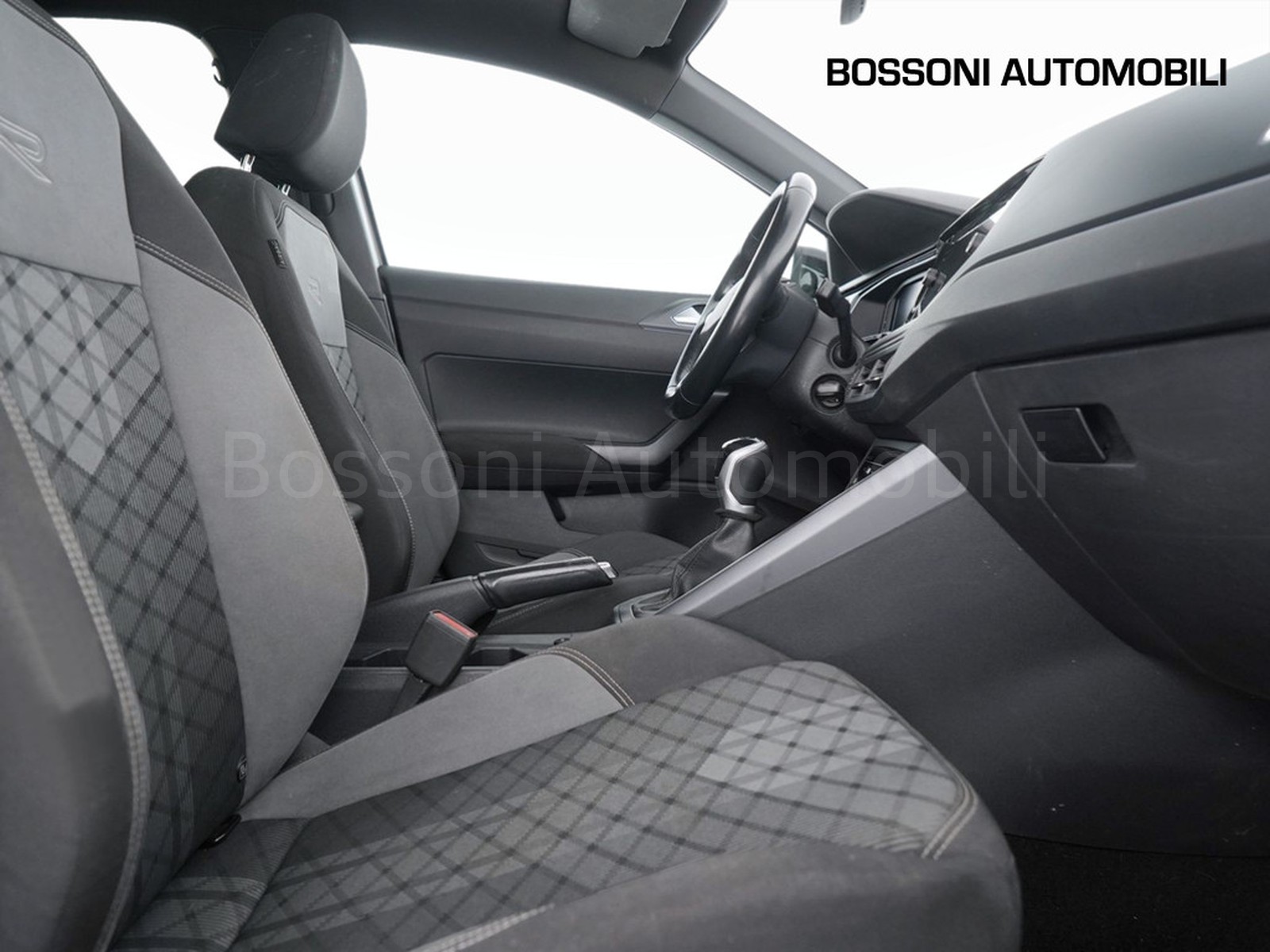 8 - Volkswagen Taigo 1.0 tsi 110cv r-line