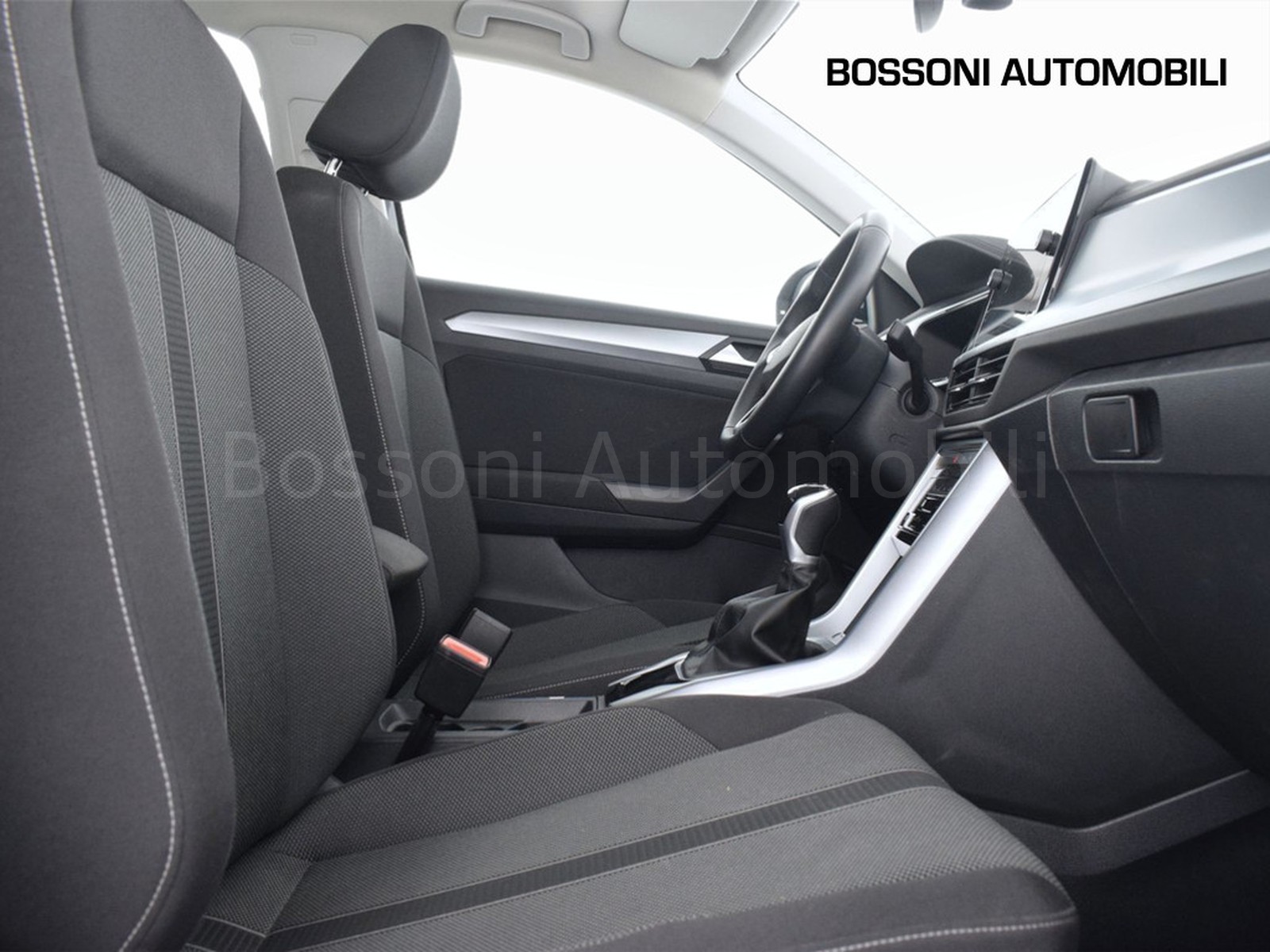 8 - Volkswagen T-Roc 2.0 tdi scr 115cv life