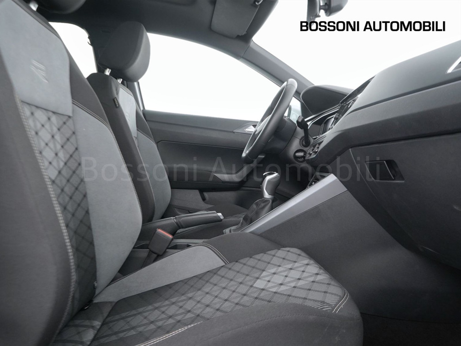 8 - Volkswagen Taigo 1.0 tsi 115cv r-line