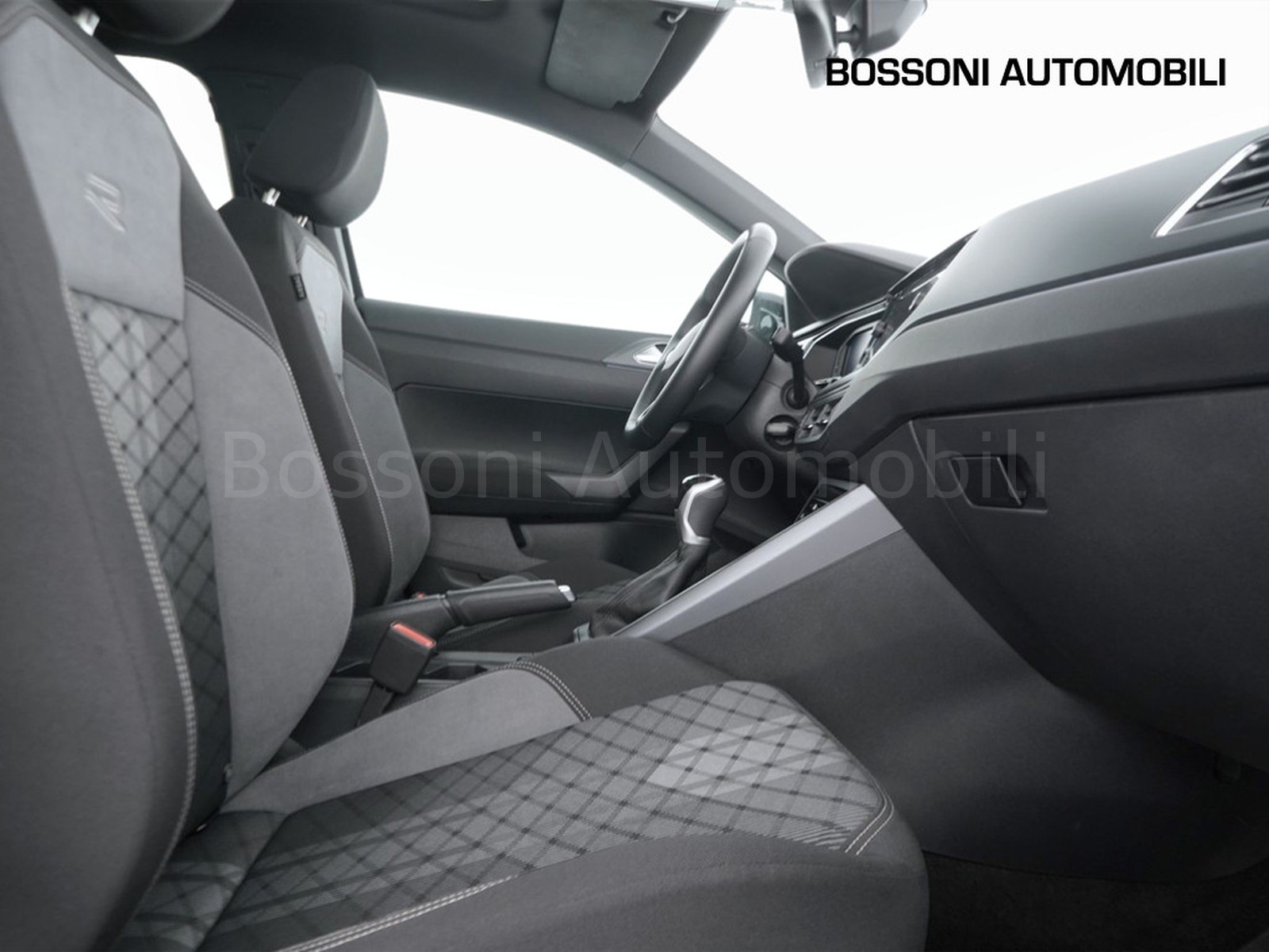 8 - Volkswagen Taigo 1.0 tsi 115cv r-line