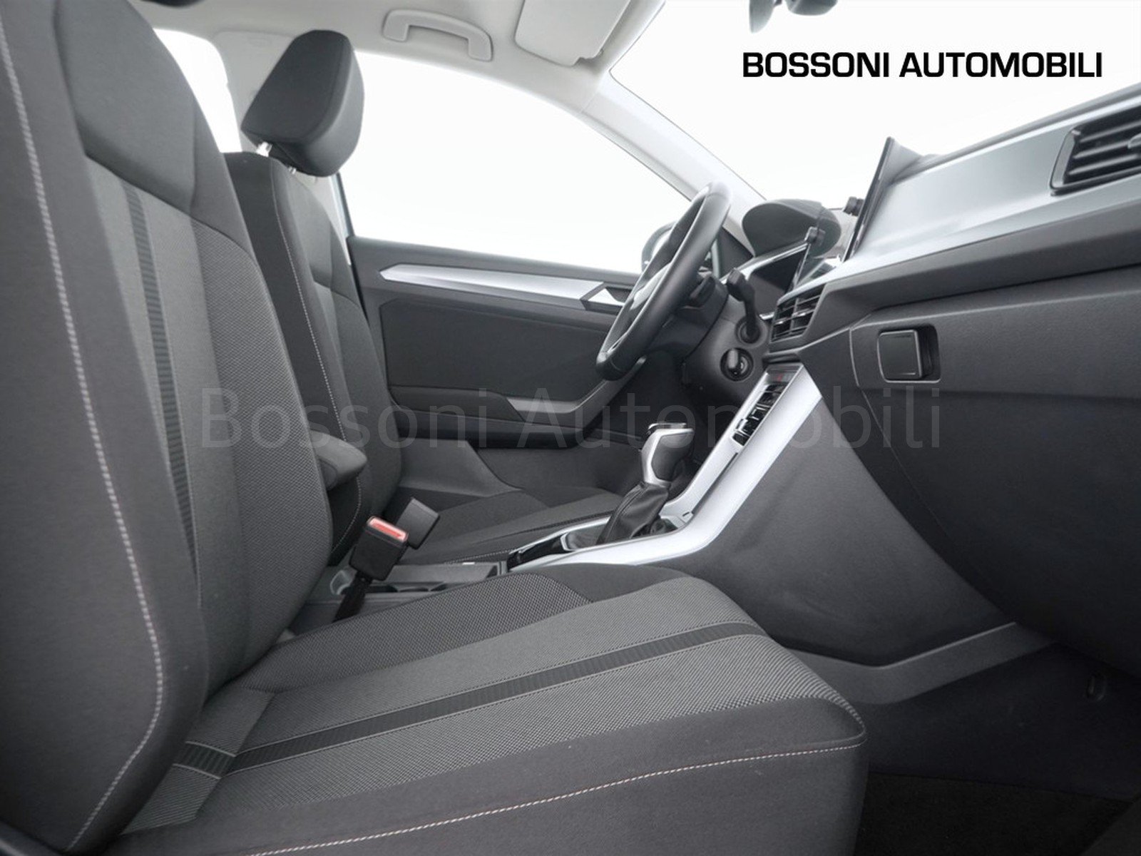 8 - Volkswagen T-Roc 1.5 tsi act life dsg