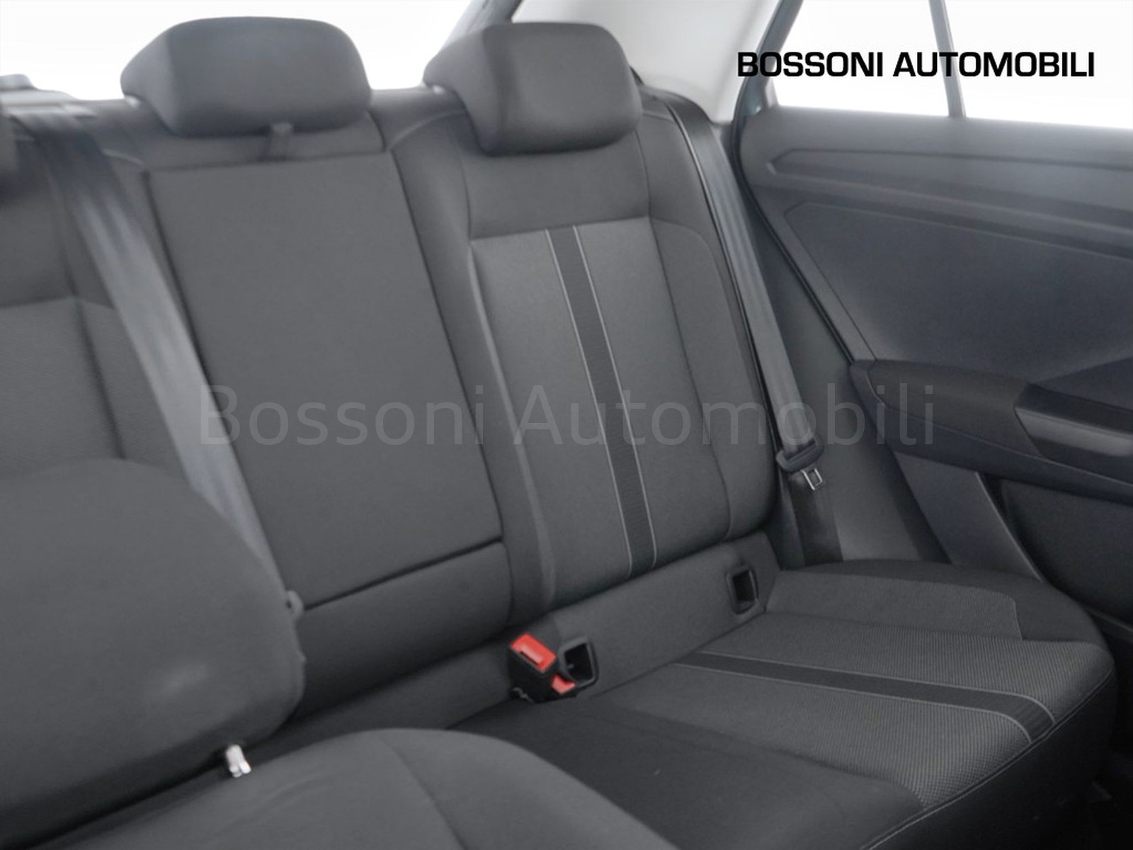 21 - Volkswagen T-Roc 1.5 tsi act life dsg