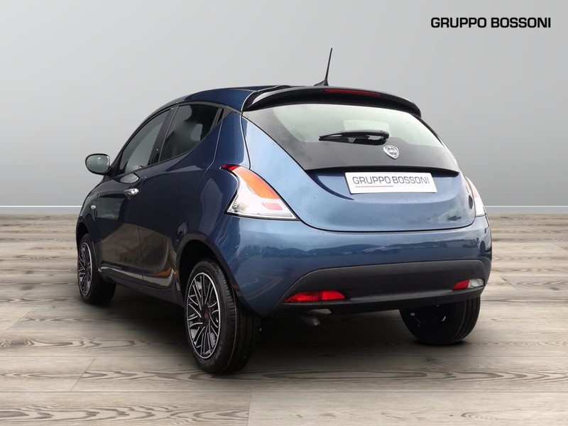 7 - Lancia Ypsilon 1.0 firefly hybrid 70cv oro s&s