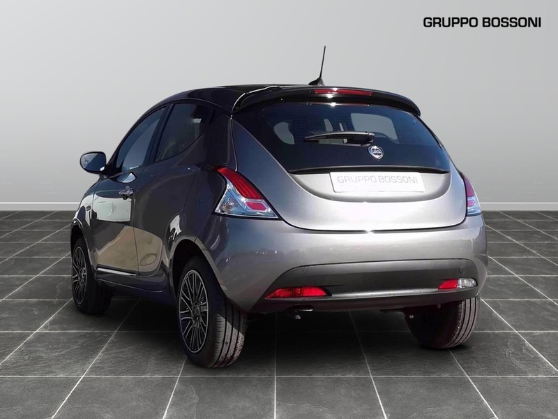 7 - Lancia Ypsilon 1.0 firefly hybrid 70cv oro s&s