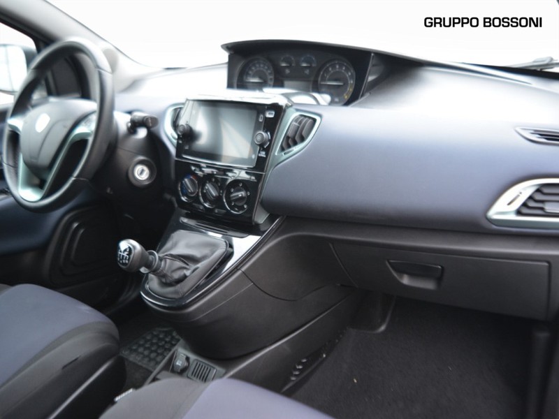 7 - Lancia Ypsilon 1.0 firefly hybrid 70cv platino s&s