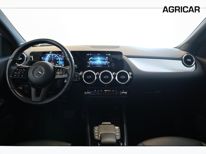 13 - Mercedes GLA 180 d sport 8g-dct