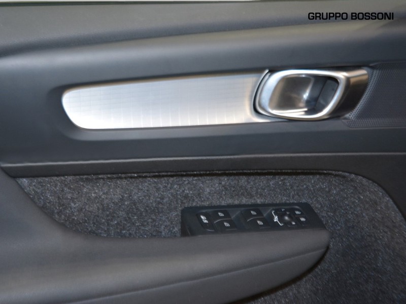 13 - Volvo XC40 1.5 t2 core automatico