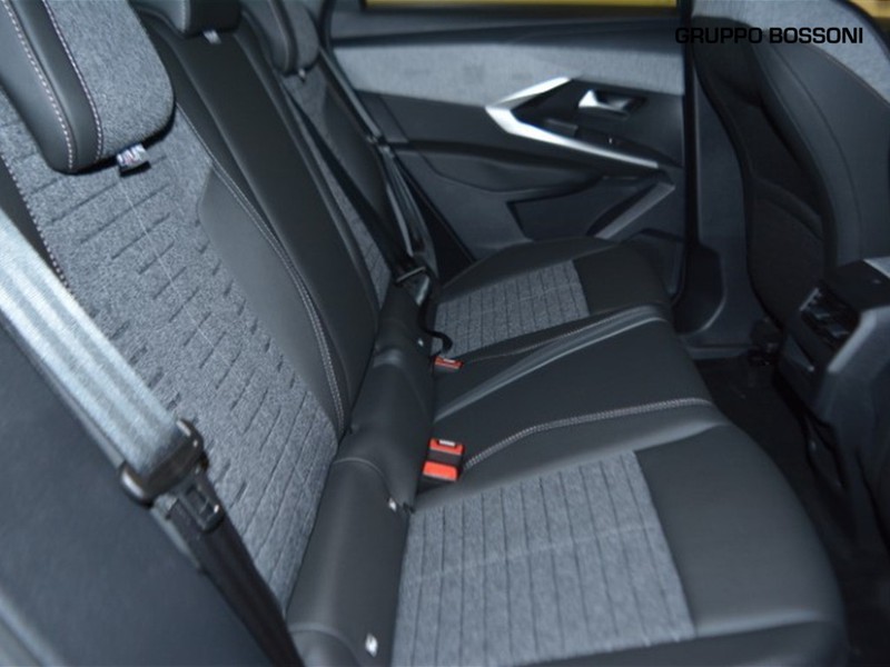 7 - Peugeot 3008 1.2 hybrid 145cv allure e-dcs6