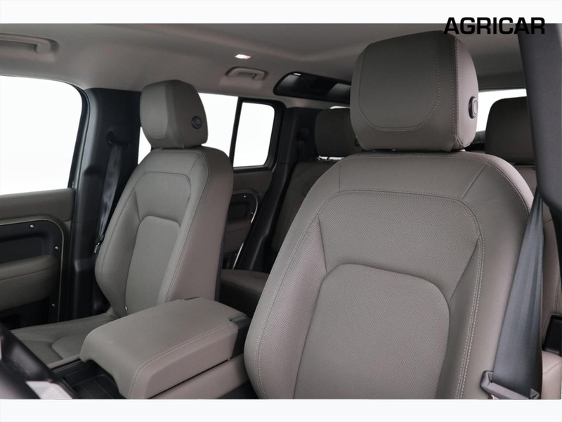 7 - Land Rover Defender 3.0 i6 mhev se awd auto