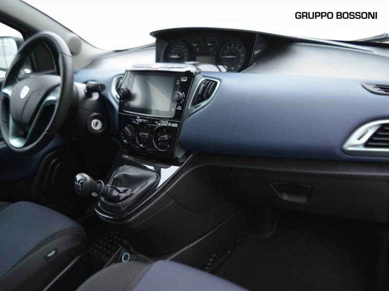7 - Lancia Ypsilon 1.0 firefly hybrid 70cv platino s&s