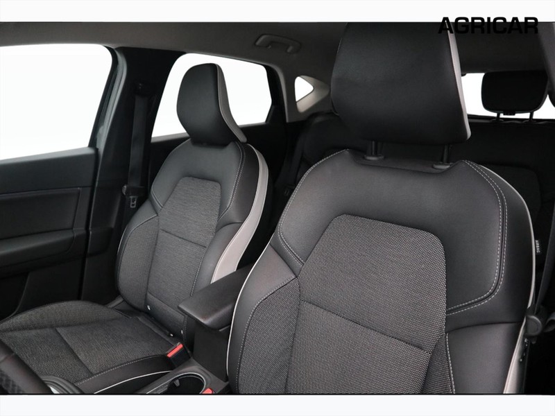 7 - Renault Captur 1.6 e-tech plug-in hybrid 160cv intens auto my21