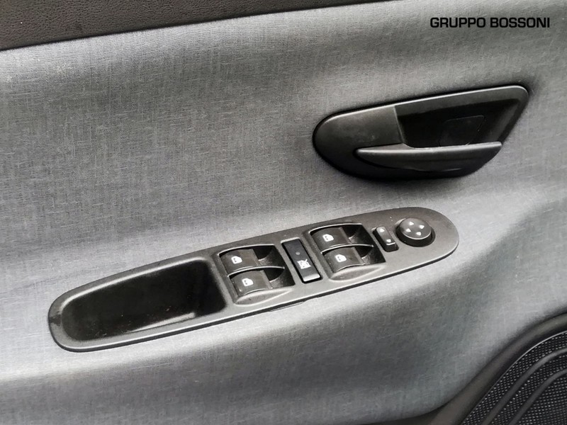 19 - Lancia Ypsilon 1.0 firefly hybrid 70cv gold s&s