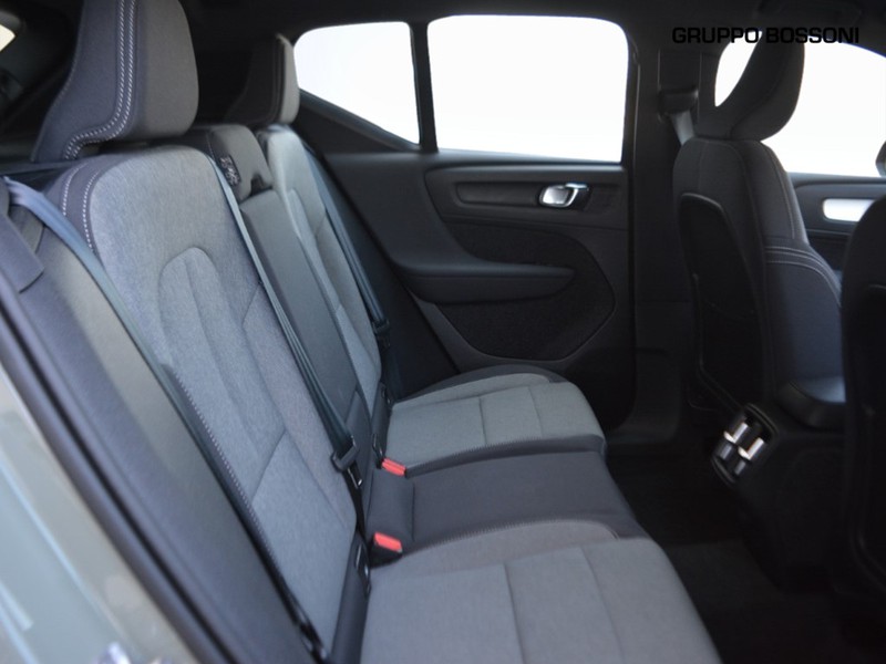 7 - Volvo XC40 2.0 b3 plus dark automatico