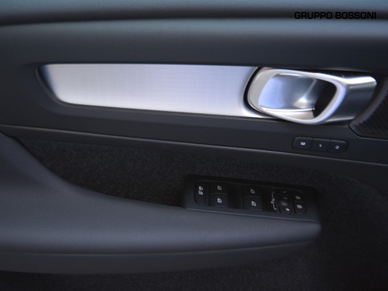13 - Volvo XC40 2.0 b3 plus dark automatico