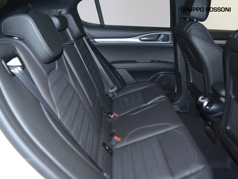 7 - Alfa Romeo Stelvio 2.2 turbo 210cv veloce q4 at8