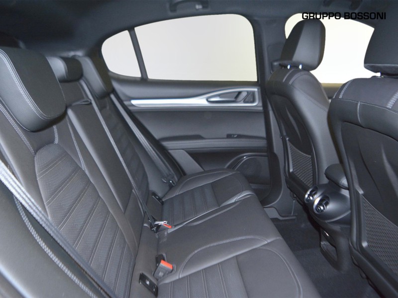 7 - Alfa Romeo Stelvio 2.2 turbo 210cv veloce q4 at8