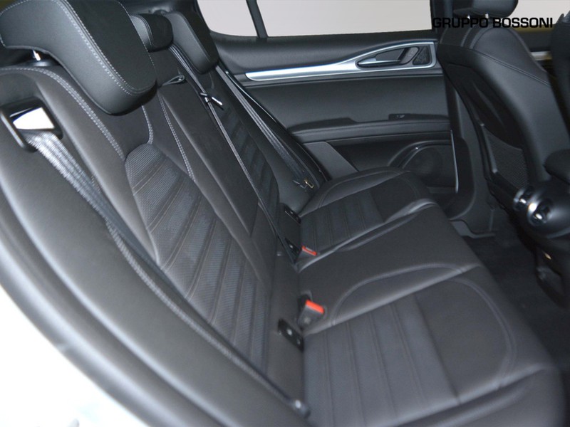 7 - Alfa Romeo Stelvio 2.2 turbo 210cv veloce q4 at8