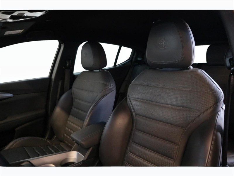 7 - Alfa Romeo Tonale 1.3 plug in hybrid 280cv veloce q4 at6