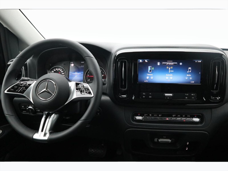 13 - Mercedes Vans Vito 116 cdi long tourer auto my20