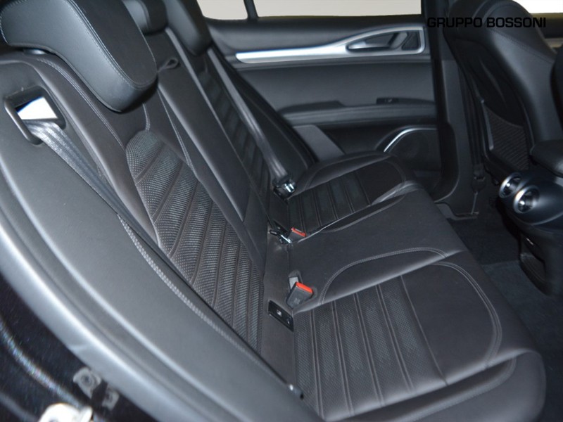 7 - Alfa Romeo Stelvio 2.2 turbo 210cv veloce q4 at8