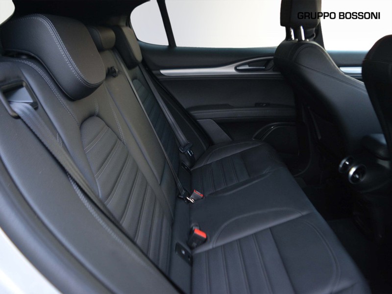 7 - Alfa Romeo Stelvio 2.2 turbo 210cv veloce q4 at8
