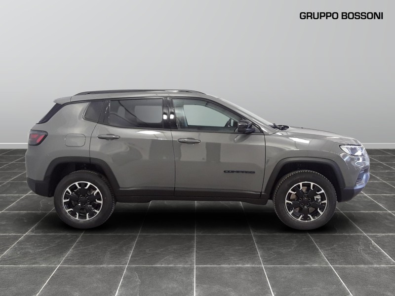 7 - Jeep Compass 1.3 turbo t4 phev upland cross 4xe at6