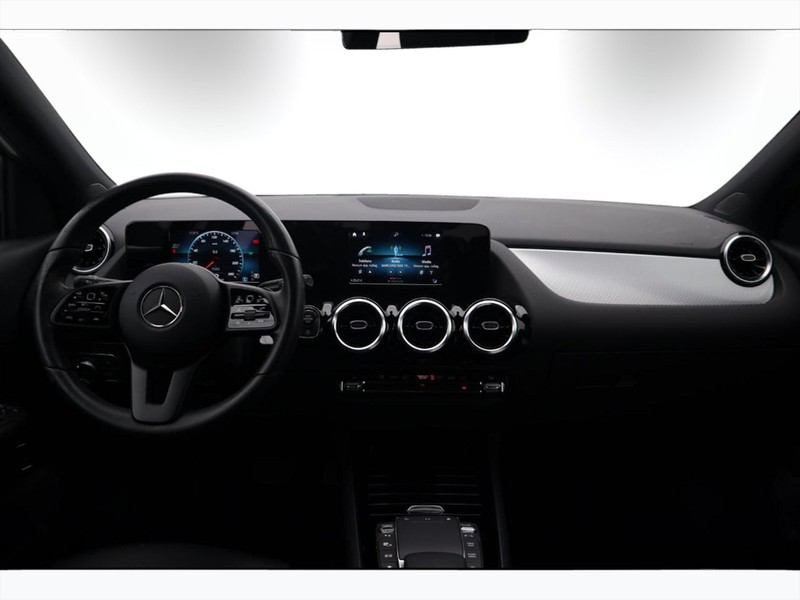 13 - Mercedes GLA 180 d sport 8g-dct