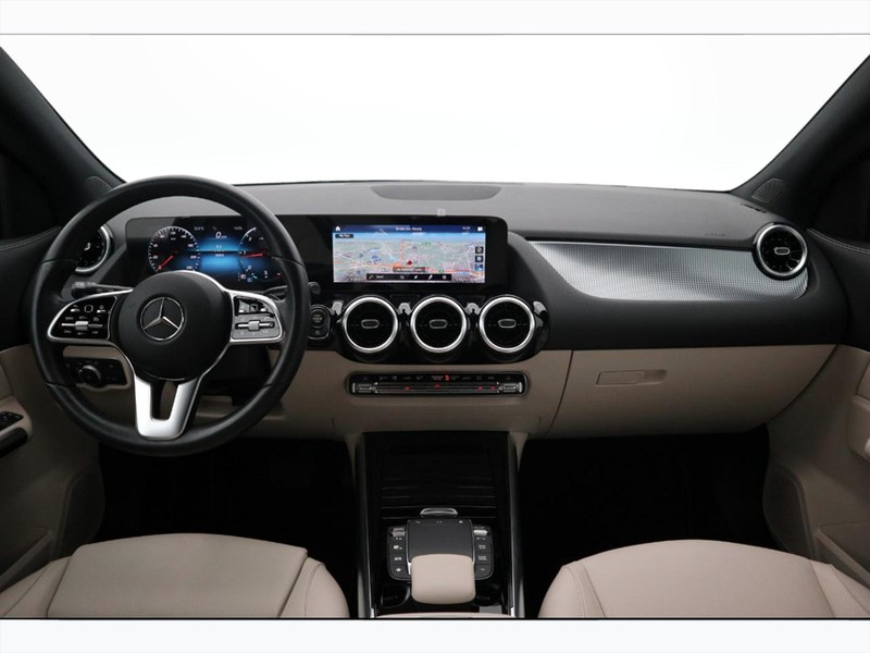 13 - Mercedes GLA 180 d sport plus 8g-dct