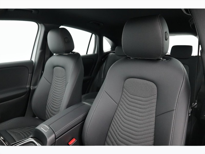7 - Mercedes EQA 300 sport 4matic