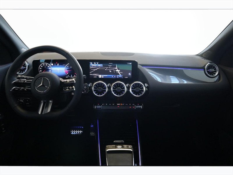 13 - Mercedes GLA 200 d amg line premium 8g-dct