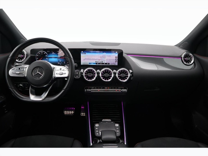 13 - Mercedes GLA 180 d premium 8g-dct