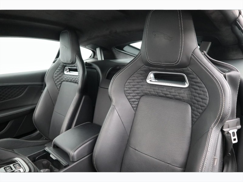 7 - Jaguar F-Type coupe 2.0 i4 300cv first edition rwd auto