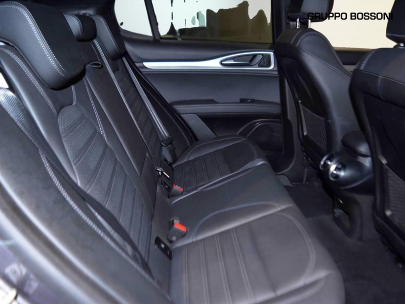7 - Alfa Romeo Stelvio 2.2 turbo 210cv veloce q4 at8