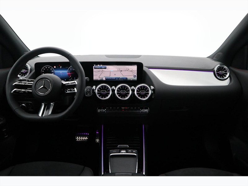 13 - Mercedes GLA 200 d amg line premium 8g-dct