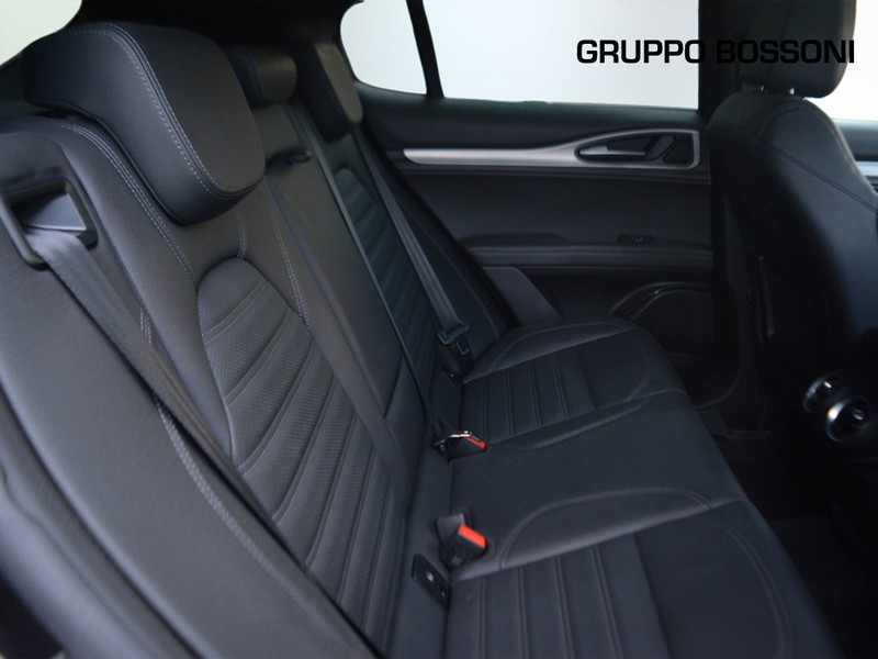 7 - Alfa Romeo Stelvio 2.2 turbo 210cv veloce q4 at8