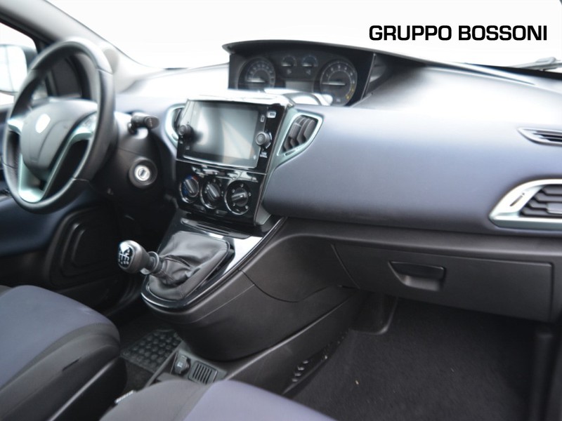 7 - Lancia Ypsilon 1.0 firefly hybrid 70cv platino s&s