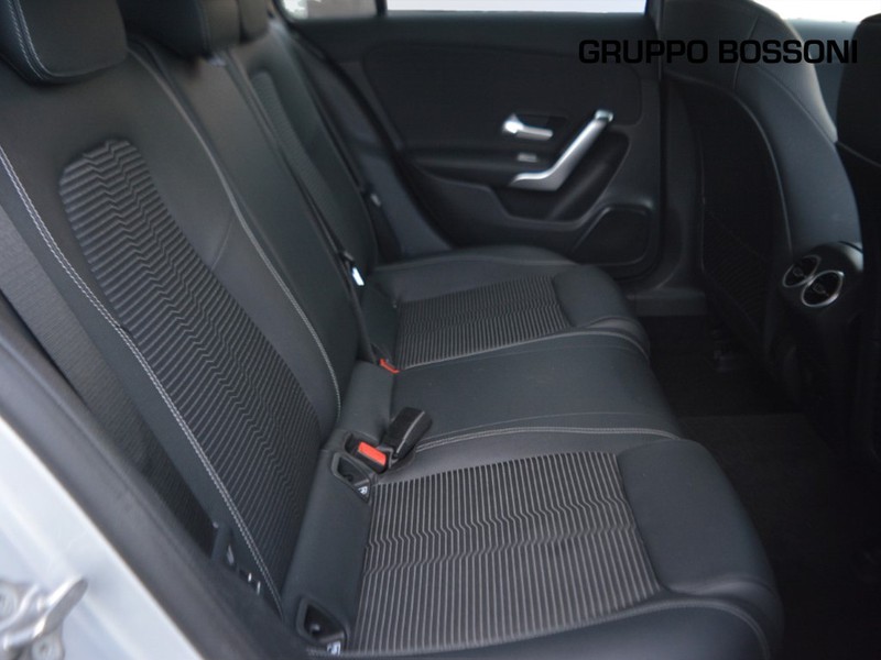 7 - Mercedes Classe A sedan 180 sport 7g-dct